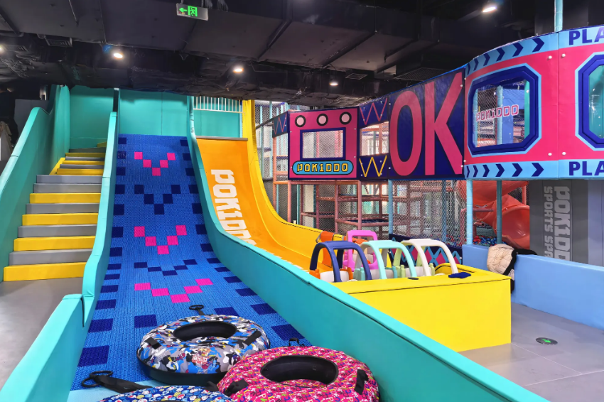 Real photos of the indoor amusement park Fotos reales del parque de atracciones cubierto.