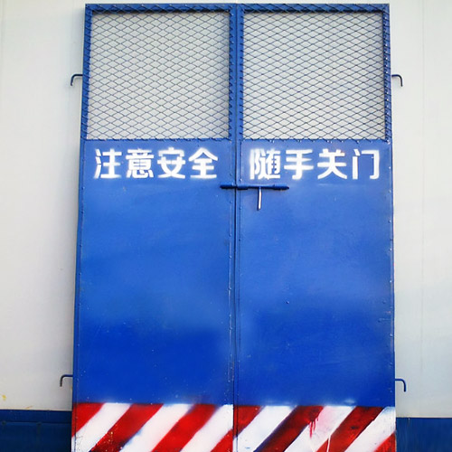 施工电梯门