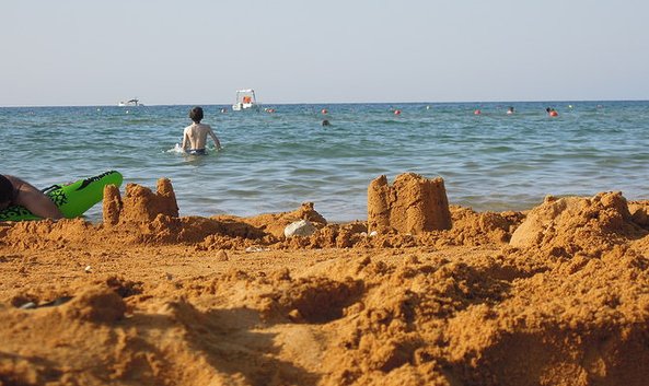 Cinq plages colorées dans le monde
