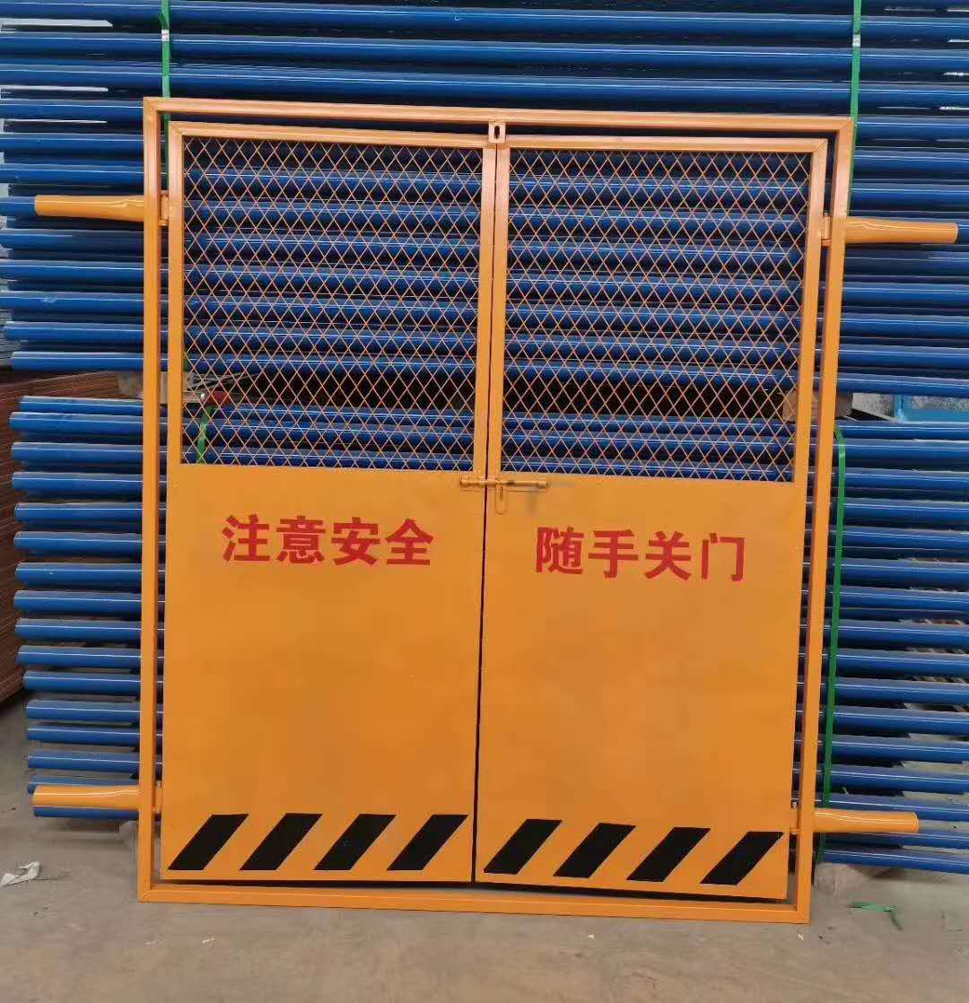 施工电梯门