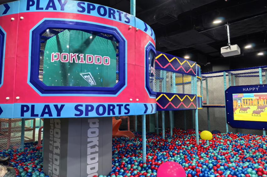 Real photos of the indoor amusement park Fotos reales del parque de atracciones cubierto.