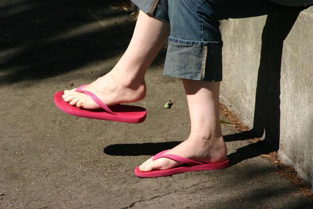 ¿Conoce las implicaciones médicas y para la salud de las chanclas?