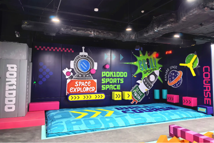 Real photos of the indoor amusement park Fotos reales del parque de atracciones cubierto.
