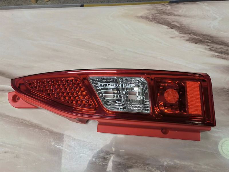 المصباح الخلفي شريك أحمر كامل 2015 OEM: LH /RH DVD47-0304