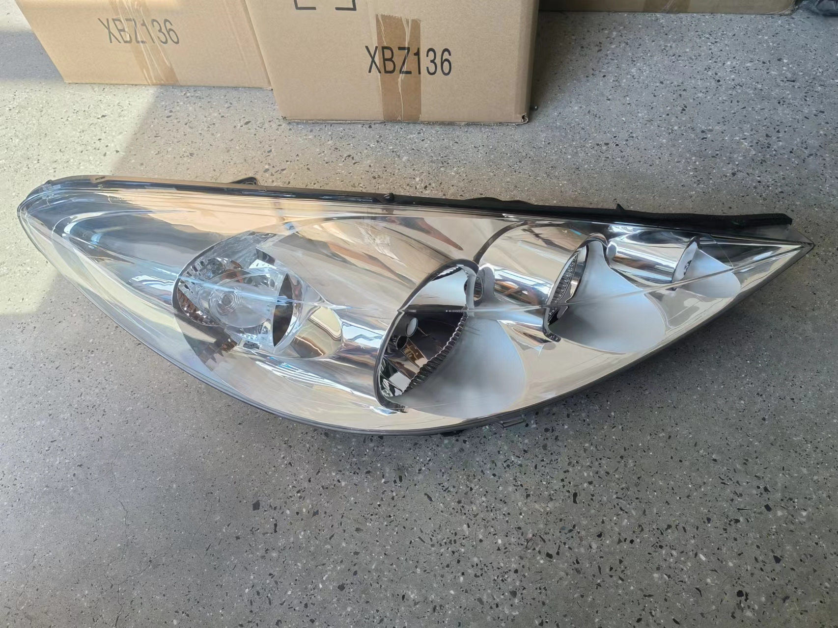 مصباح الرأس كامل بيجو 207/206+ 2008 OEM: LH 620694/RH 620894 DVD14-0202