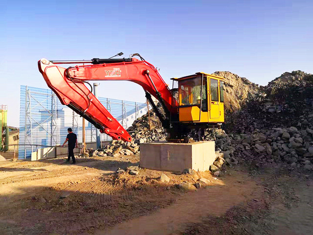 Fixed Rock Breaker Boom Systems for Crushers Systèmes de flèches brise-roche fixes pour concasseurs
