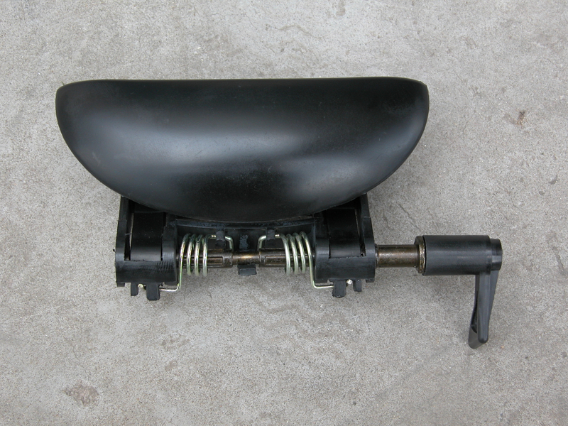 المقبض الخارجي بيجو 206 T11 2003/PG207 T31T33 2010/PG207 2004/2008 OEM: LF 9101L2(الجانب الأمامي L)/RF 9101N7(الجانب الأمامي R) DVD11-1205