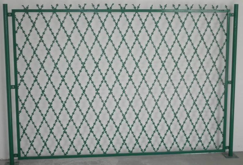 What should I pay attention to when purchasing PVC Coated Razor Wire? There are a lot of products that can be seen now, especially some protective products, which can provide more protection for our lives and many industries, so it can become a product that people will now know. Among them, PVC Coated Razor Wire can be said to be a guardrail that can be used in many places nowadays. Such PVC Coated Razor Wire can be used in many places, such as public places, highway construction, etc., and such guardrails are used. So now I have the question of PVC Coated Razor Wire, how can I choose the right one? When choosing such a PVC Coated Razor Wire, you can understand it in many aspects, such as the resistance of the product, and the performance, quality, flexibility, etc. I have to learn. The current PVC Coated Razor Wire can play a role in protecting the road. It can be used in highway protection and in the protection of related public places. If you want to use such a PVC Coated Razor Wire, you need to go through a lot of considerations before purchasing PVC Coated Razor Wire.