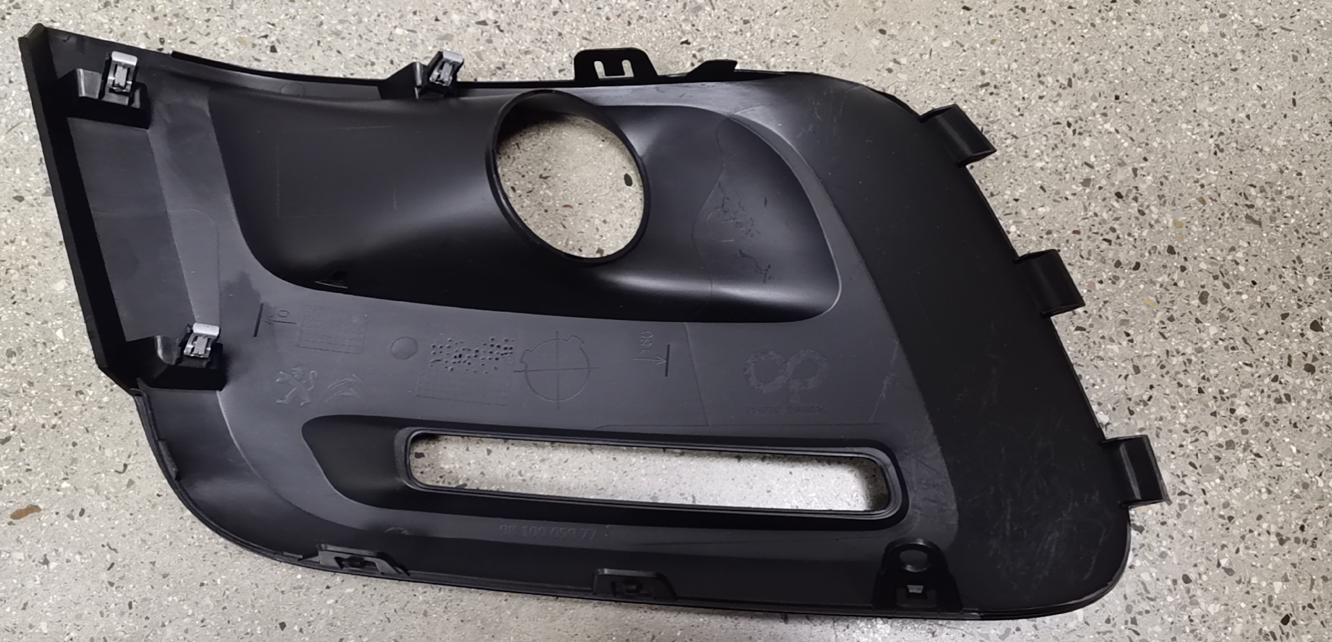 غطاء مصباح الضباب مع فتحة بيجو بارتنر 2015 OEM:1613564680 DVD47-0701-02