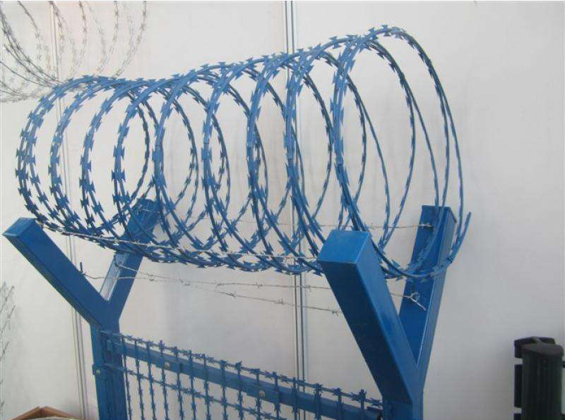 What should I pay attention to when purchasing PVC Coated Razor Wire? There are a lot of products that can be seen now, especially some protective products, which can provide more protection for our lives and many industries, so it can become a product that people will now know. Among them, PVC Coated Razor Wire can be said to be a guardrail that can be used in many places nowadays. Such PVC Coated Razor Wire can be used in many places, such as public places, highway construction, etc., and such guardrails are used. So now I have the question of PVC Coated Razor Wire, how can I choose the right one? When choosing such a PVC Coated Razor Wire, you can understand it in many aspects, such as the resistance of the product, and the performance, quality, flexibility, etc. I have to learn. The current PVC Coated Razor Wire can play a role in protecting the road. It can be used in highway protection and in the protection of related public places. If you want to use such a PVC Coated Razor Wire, you need to go through a lot of considerations before purchasing PVC Coated Razor Wire.