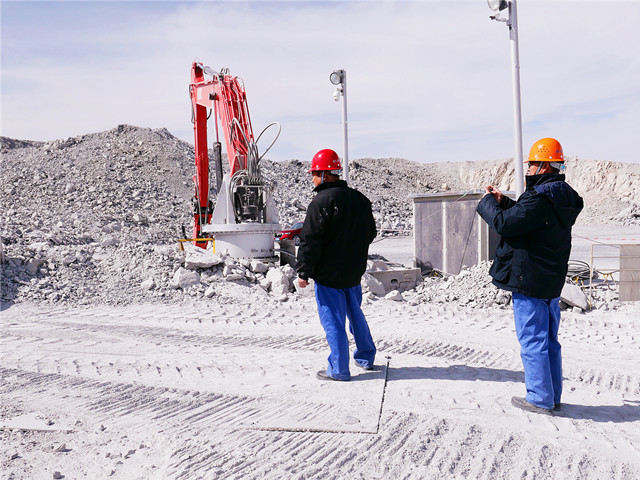 Fixed Rock Breaker Boom Systems for Crushers Systèmes de flèches brise-roche fixes pour concasseurs