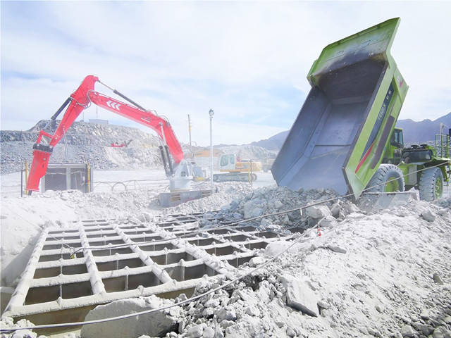 YZH Stationary Rock Breaker Boom System: Turn Crusher Downtime into Profit Sistema stazionario del braccio del demolitore di roccia YZH: trasforma i tempi di inattività del frantoio in profitto