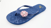 AH-9P106 Tongs de plage pour femmes PE faciles à nettoyer avec ornement fleur