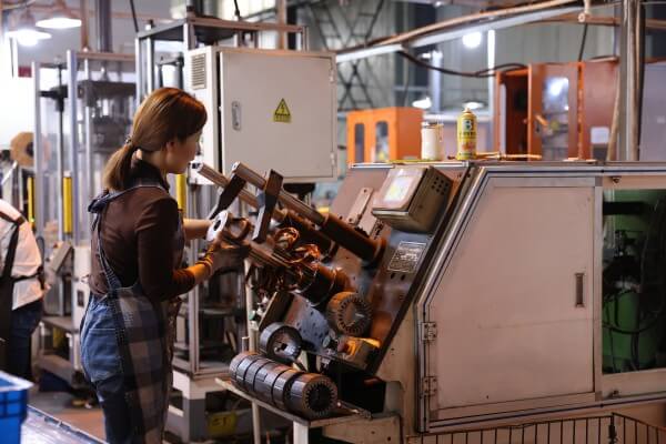 Assembly of Rotor and Stator of 3 phase ac induction motor 3상 교류유도전동기의 회전자와 고정자 조립
