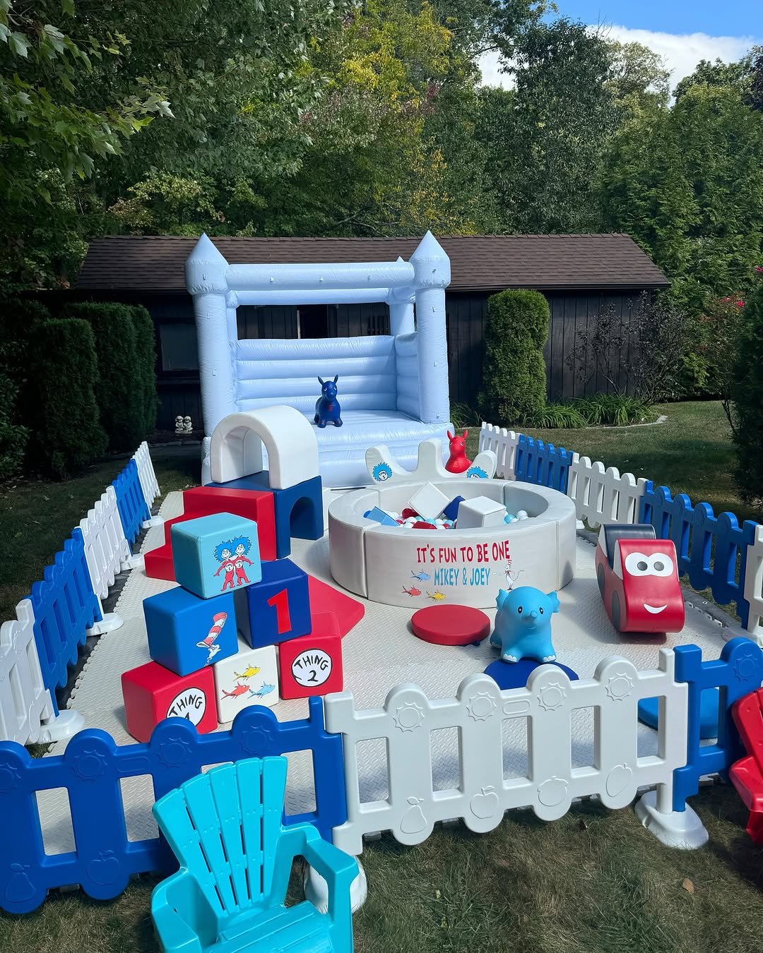 Pastellblauer aufblasbarer Hüpfer mit weißem, rundem Bällebad für Kinder, blaues und rotes Spielset