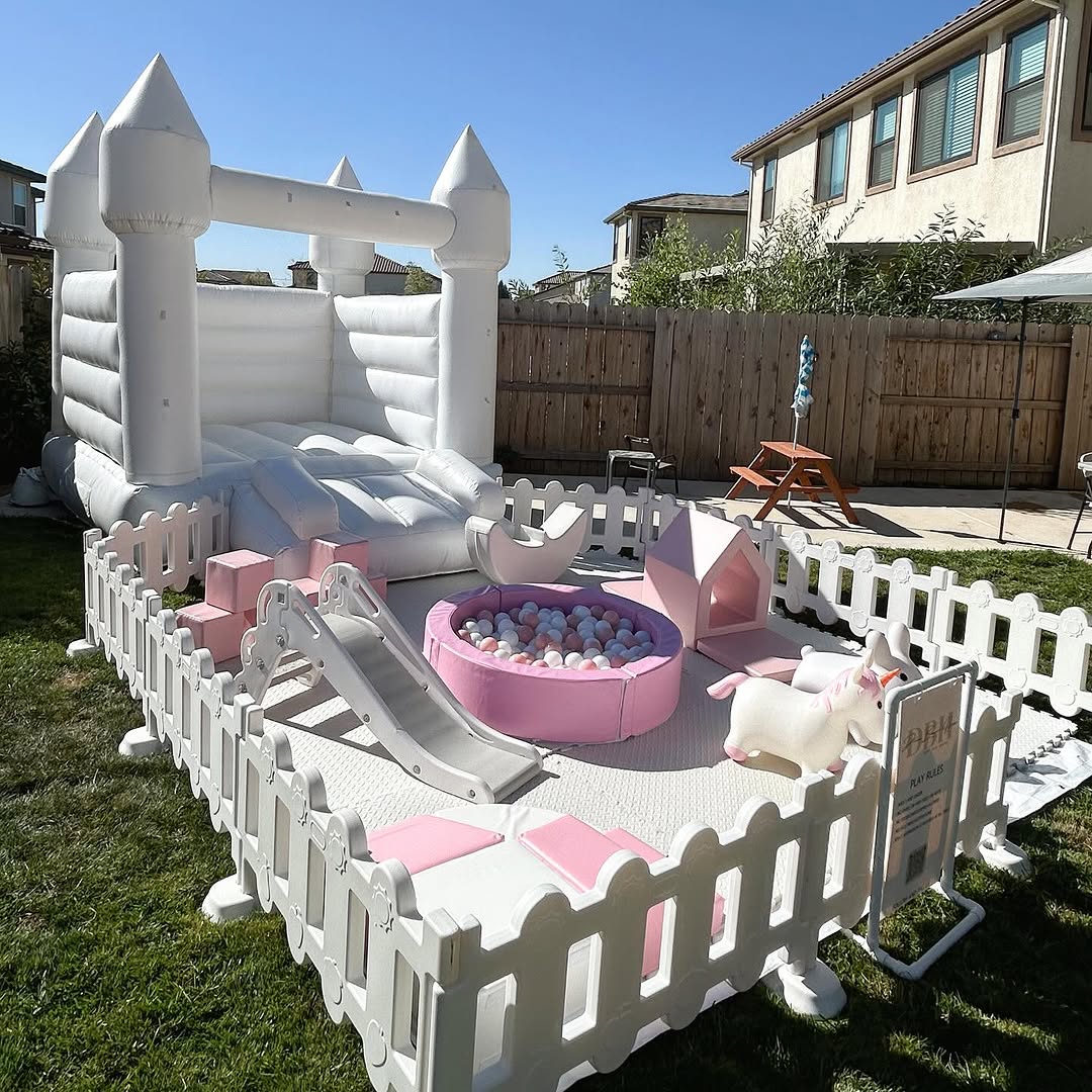 Commercial White and pink Children Fun Play Soft Area Toddler Playground Soft Play Equipment Indoor Playground Soft Play Set For Kids Commerciale Bianco e rosa Giochi divertenti per bambini Area morbida Parco giochi per bambini Attrezzatura da gioco morbida Parco giochi al coperto Set da gioco morbido per bambini