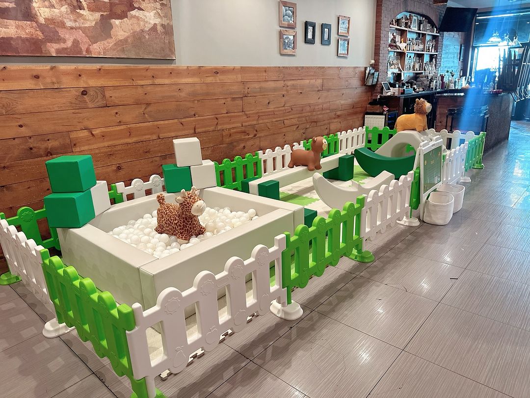 White And Green Kids Play Area Indoor Animal Themed Soft Play Set For Sale Aire de jeux blanche et verte pour enfants, ensemble de jeu doux sur le thème des animaux d'intérieur, à vendre