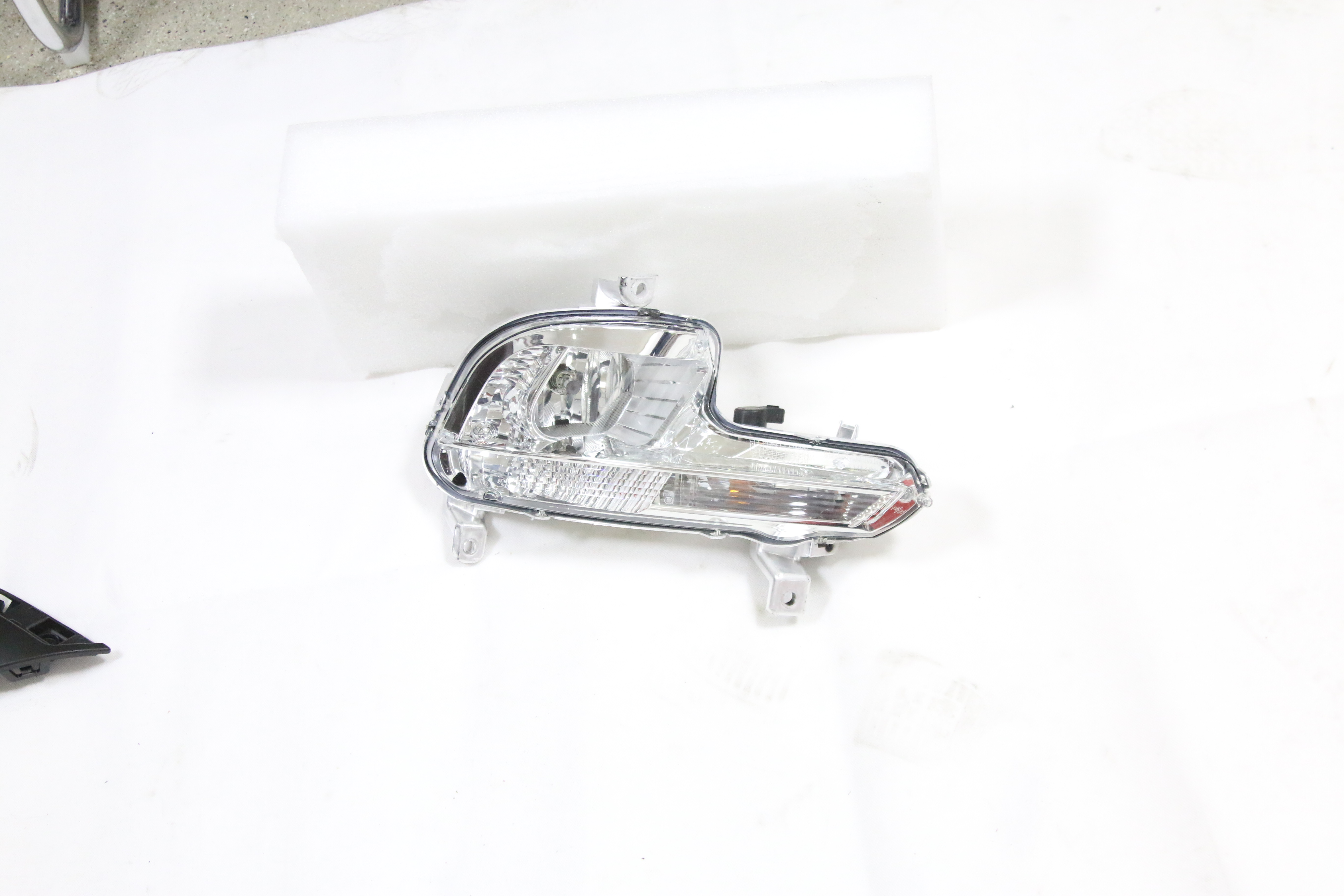 مصباح ضباب كامل بثلاثة فتحات بيجو 508 W23 2013 OEM: LH 9673185980/RH 9673185880 DVD16-0401