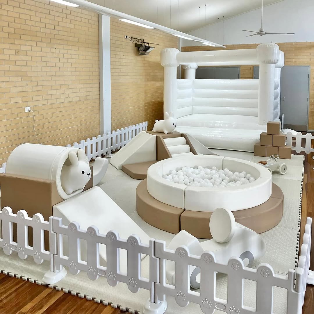 Wholesale White And Tan Soft Play Equipment Kids Indoor Play Zone With Bounce House Zone de jeu d'intérieur d'enfants d'équipement de jeu mou blanc et beige en gros avec la maison de rebond