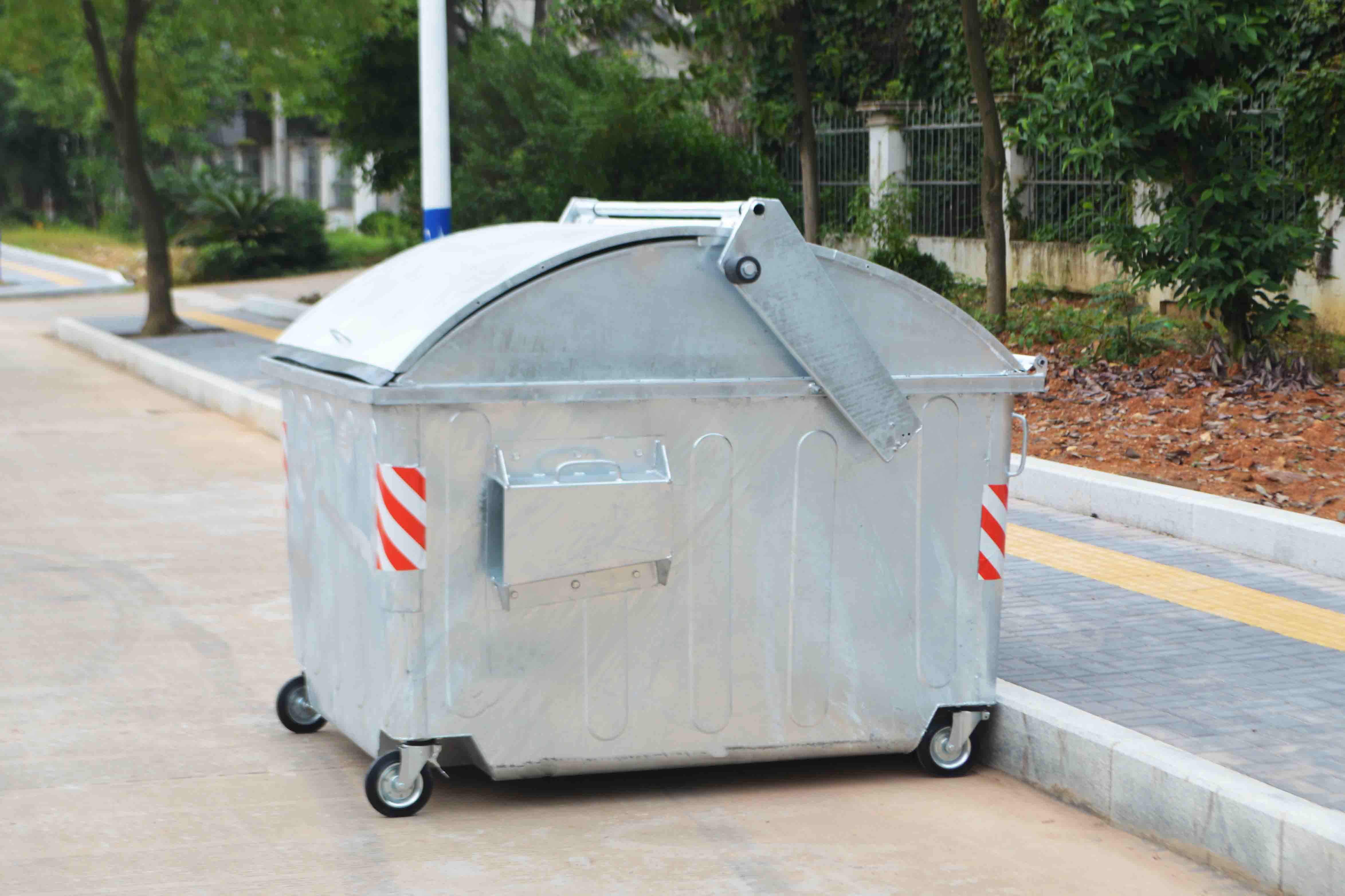 outdoor garbage bin بن القمامة في الهواء الطلق