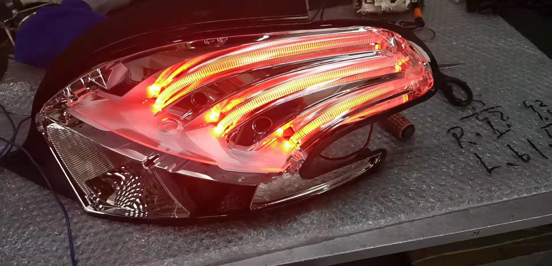 مصباح الذيل كامل EMARK بيجو 208 2016 OEM: LH 9825601180/RH 9825601280 DVD42-0301