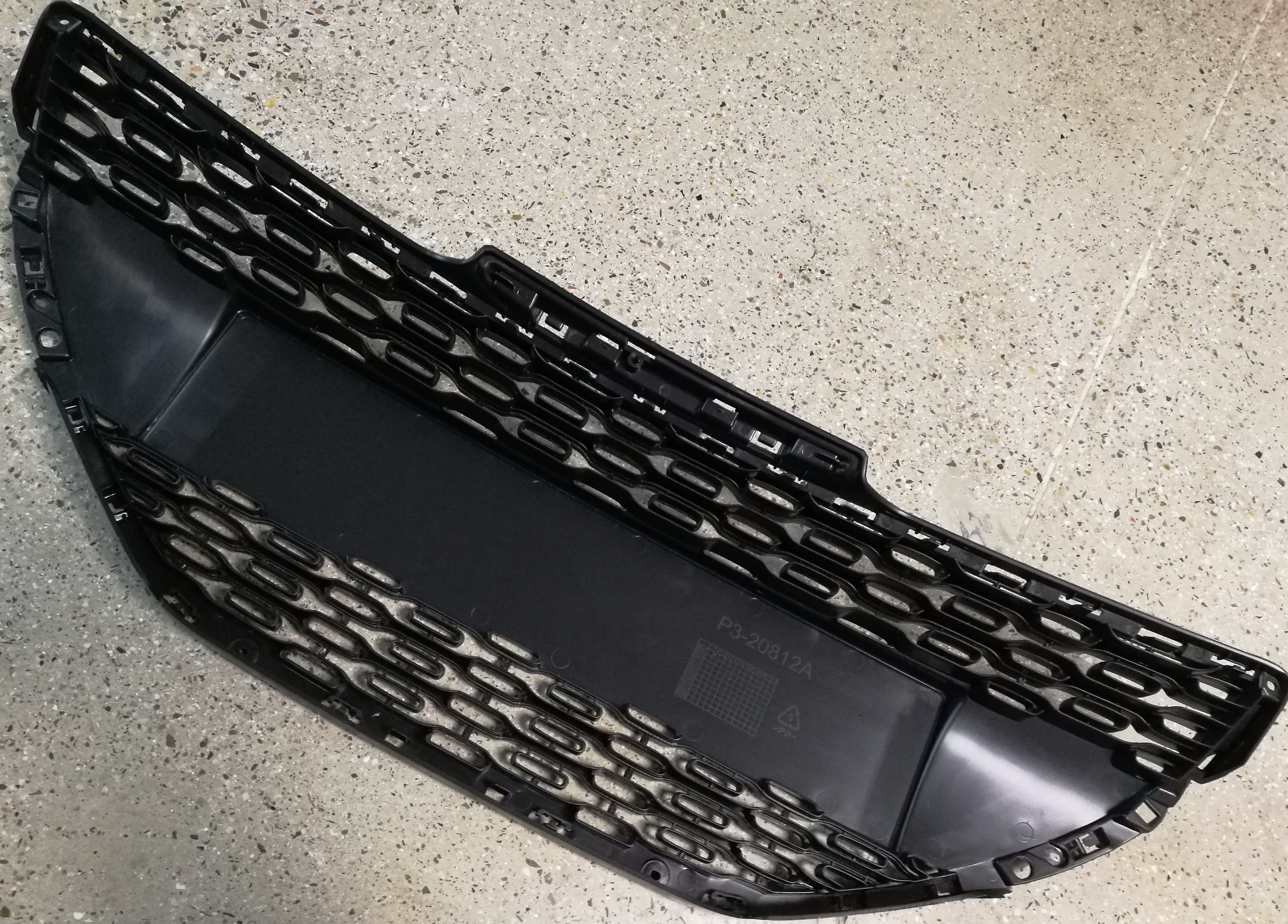 الشبكة الأمامية العلوية بيجو 208 2013 OEM: 9803264180 DVD41-0701-11