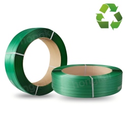 uhong’s green eco-friendly PET strapping, featuring a clear recycling symbol, highlighting our commitment to 100% recyclability and PFAS-free manufacturing for global ESG goals. Une bobine de cerclage PET vert vif et respectueux de l'environnement de Juhong Packing, comportant un badge de symbole de recyclage visible, représentant des solutions d'emballage industriel durables et sans PFAS pour la conformité du marché européen