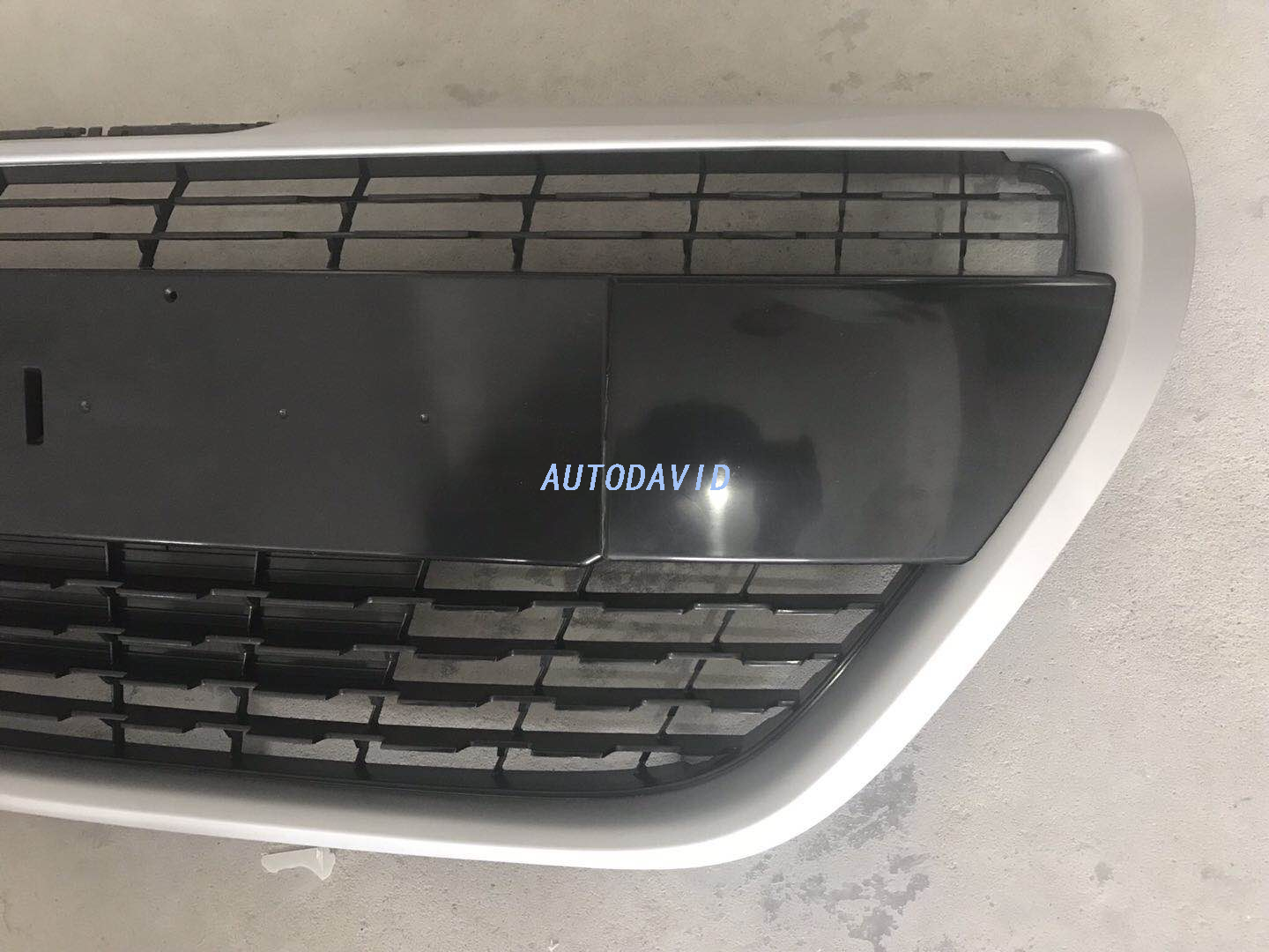 شبكة أمامية كاملة علوية سوداء/شريط رمادي بيجو 208 2016 DVD42-0701-15