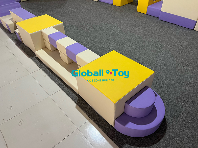 Custom Soft Play Set with Climbing Frame and Ball Pit Ensemble de jeu souple personnalisé avec portique d'escalade et piscine à balles