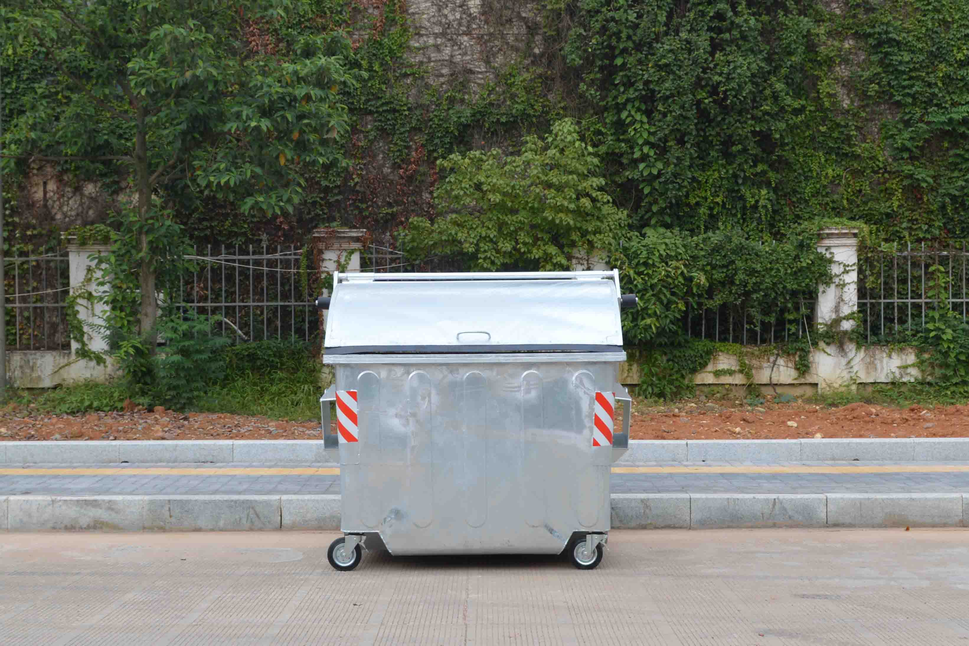 outdoor garbage bin بن القمامة في الهواء الطلق