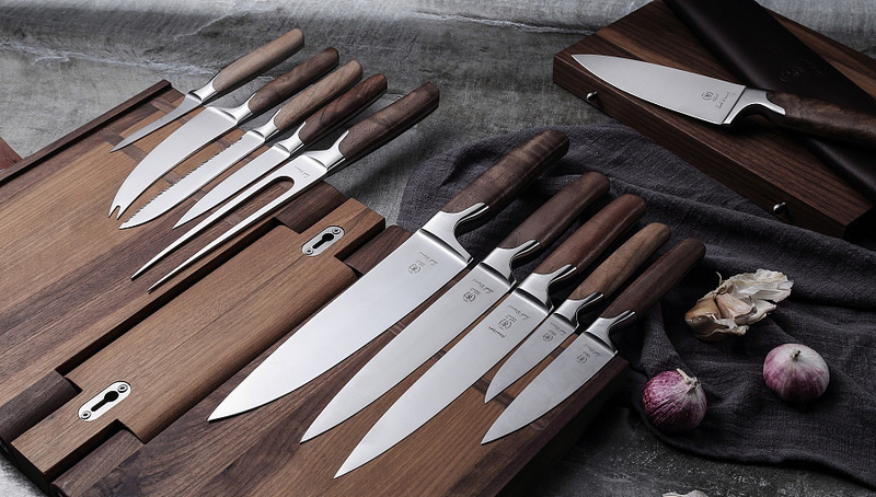 poner juego de cuchillos marrones en la cocina_3