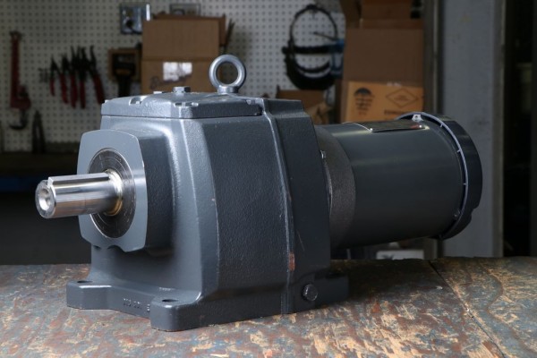 Inline Helical Gear Motors R series インラインヘリカルギヤモータ Rシリーズ