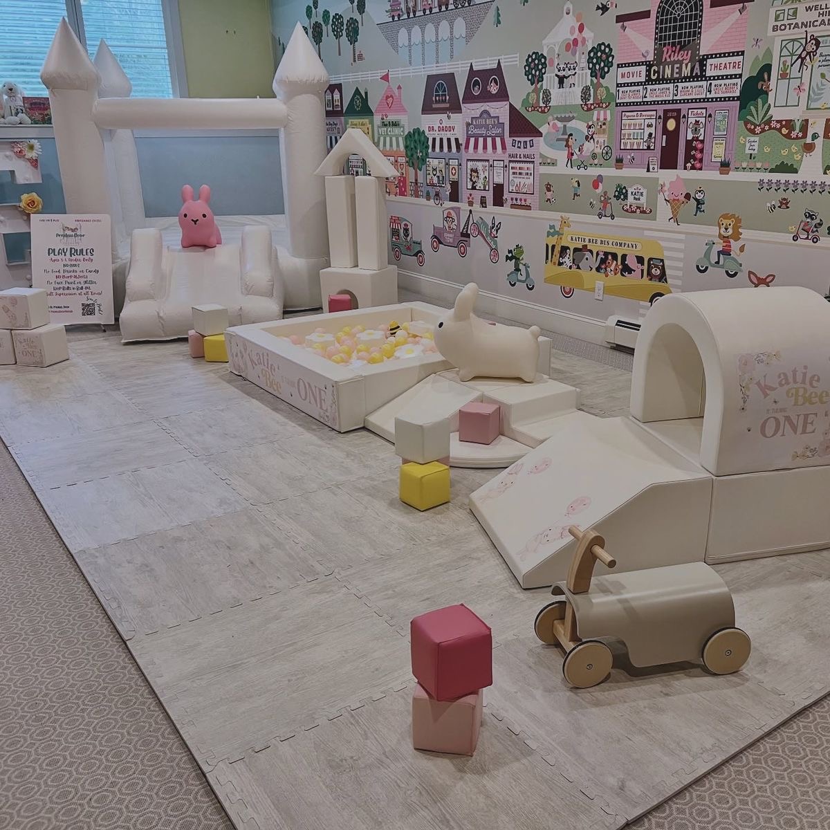 Juego de fiesta suave blanco, área de juegos interior para niños pequeños con piscina de bolas, tobogán y castillo de rebote