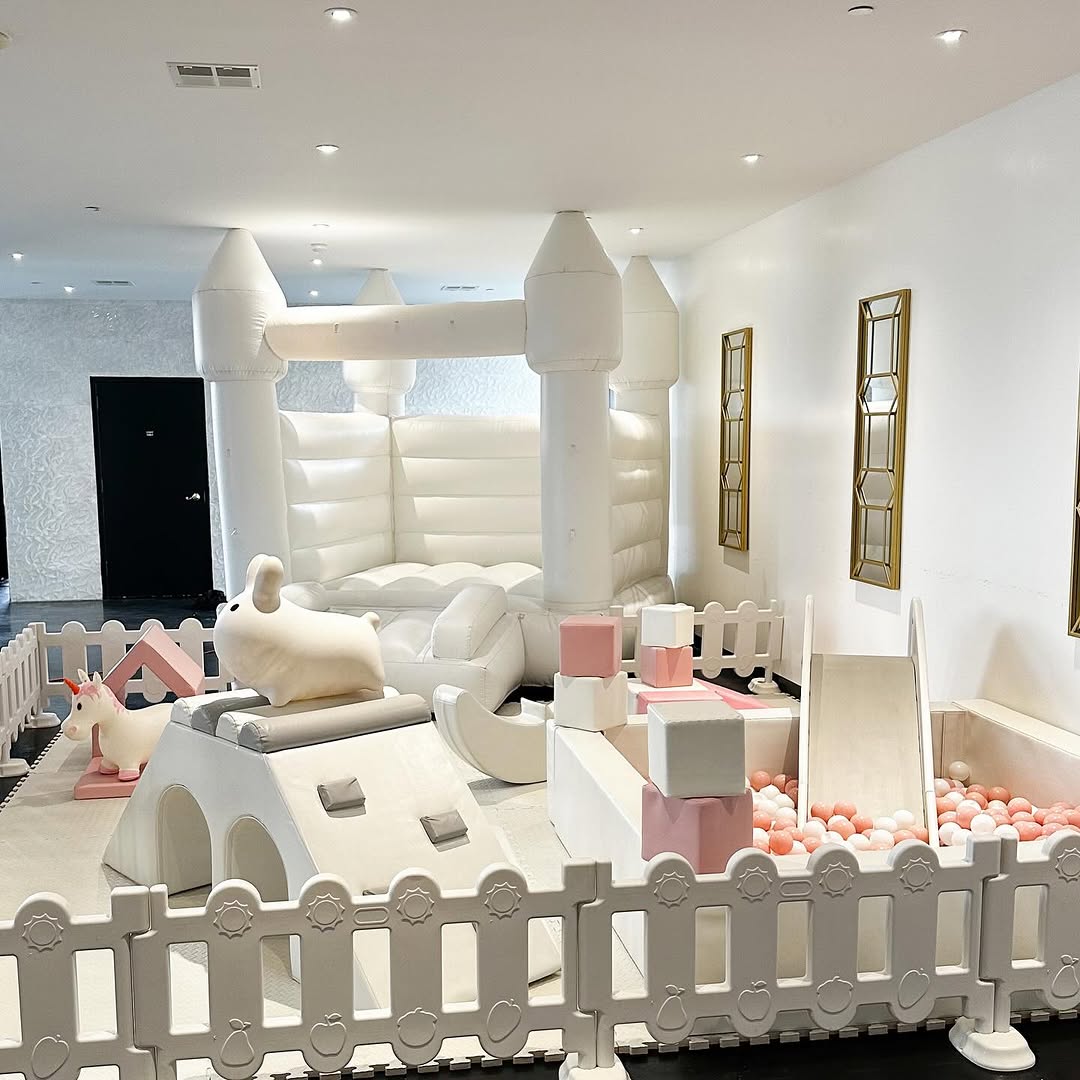 Pink set up indoor soft play set white bouncy house climbing arch Roze opgezette indoor zachte speelset wit springkasteel klimboog