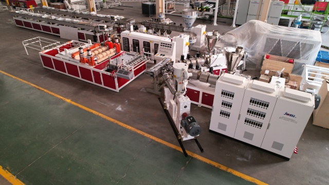 PVC Corrugated Sheet Roofing Extrusion Line2 Linha de extrusão de telhado de chapa ondulada de PVC2
