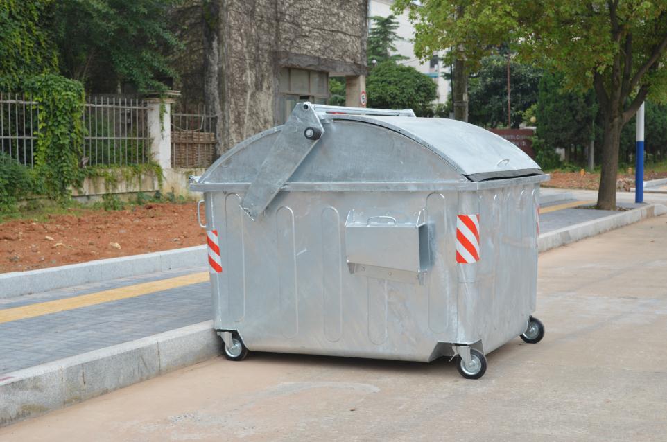 outdoor garbage bin بن القمامة في الهواء الطلق