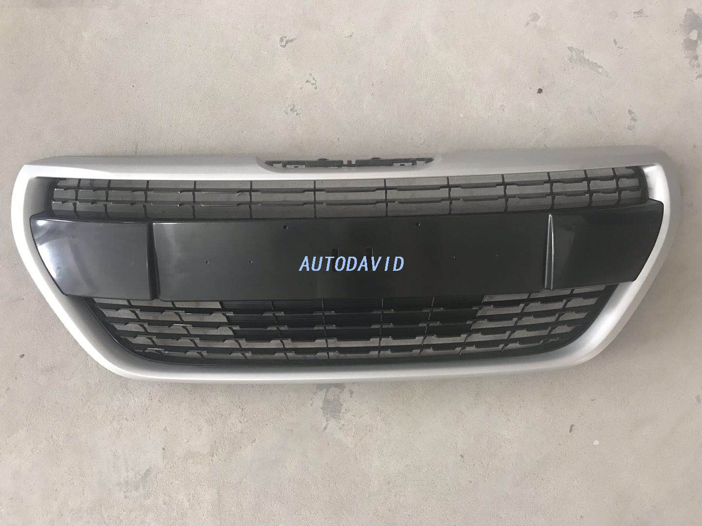 شبكة أمامية كاملة علوية سوداء/شريط رمادي بيجو 208 2016 DVD42-0701-15