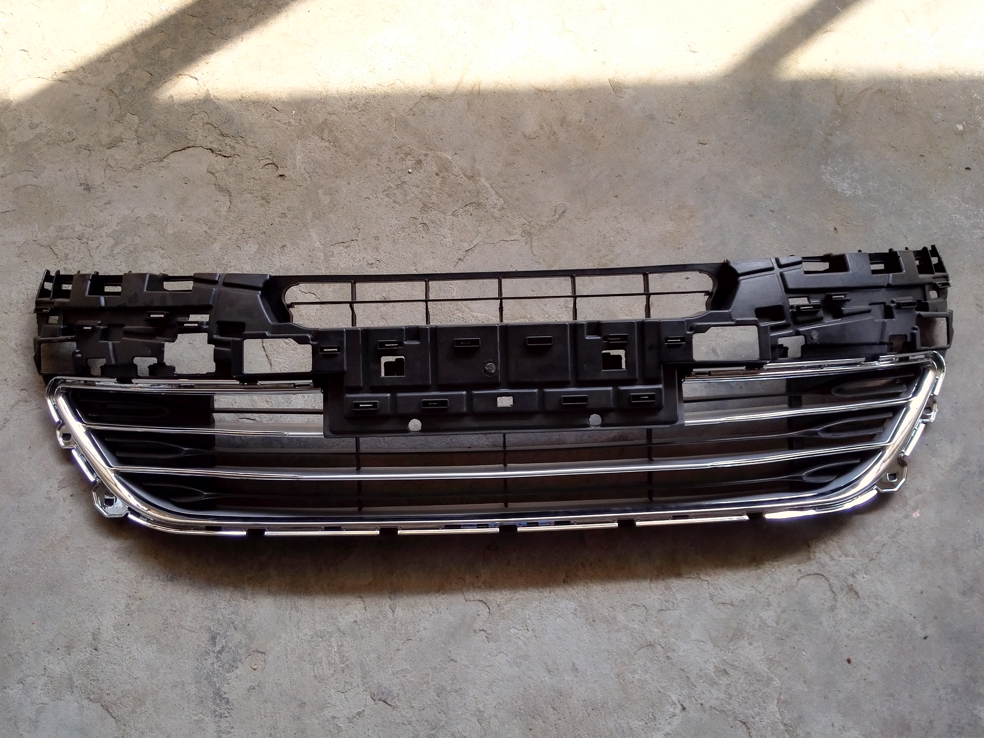 الشبكة الأمامية كاملة CN PEUGEOT 408 T73A 2013 OEM:(前中网总成,标致408,编号:T73A,2013年产,中国规) DVD27-0701-02