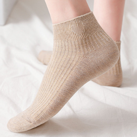 Wholesale fashion cute cotton colorful ankle length socks custom logo women short socks for lady