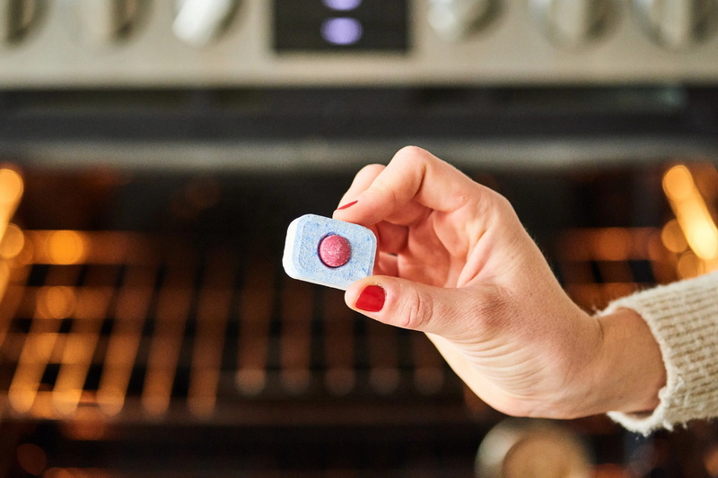 How To Clean Oven with Dishwasher Pod Πώς να καθαρίσετε το φούρνο με κάλυμμα πλυντηρίου πιάτων