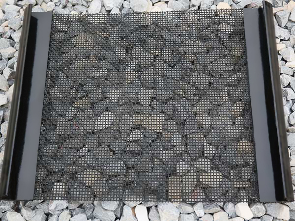 Hooked woven wire screen mesh