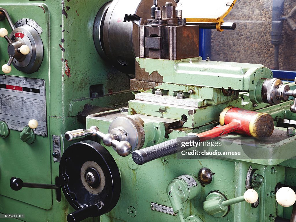 Máy tiện CNC truyền thống