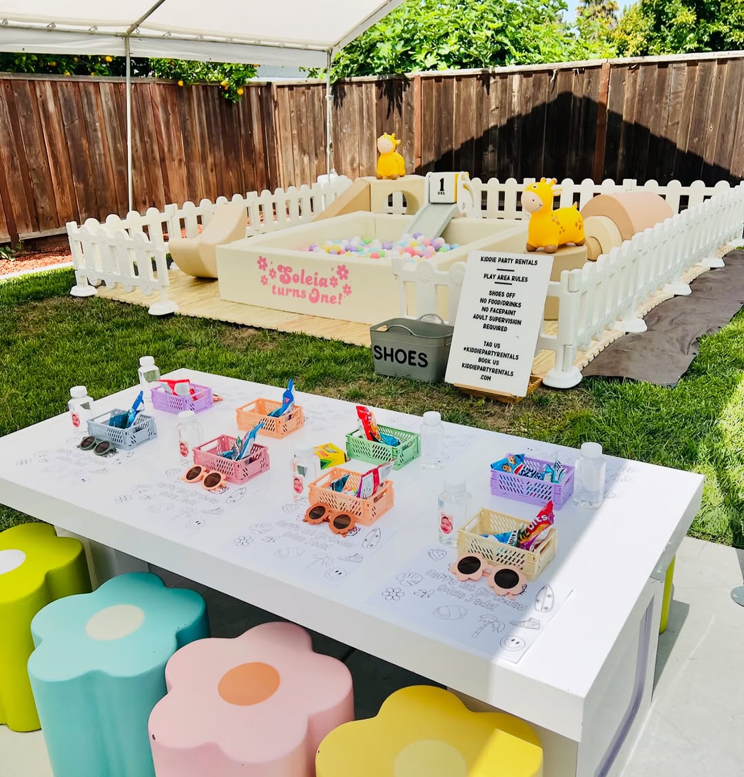 New design and commercial soft play indoor and outdoor equipment playground with tables and chairs Nieuw ontwerp en commerciële speeltuin voor zacht spelen, binnen en buiten, met tafels en stoelen