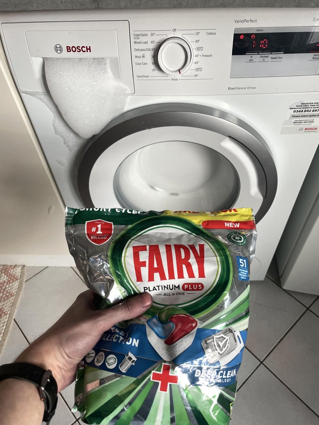 missus put the fairy pods in the washing machine frøken puttede febælgene i vaskemaskinen