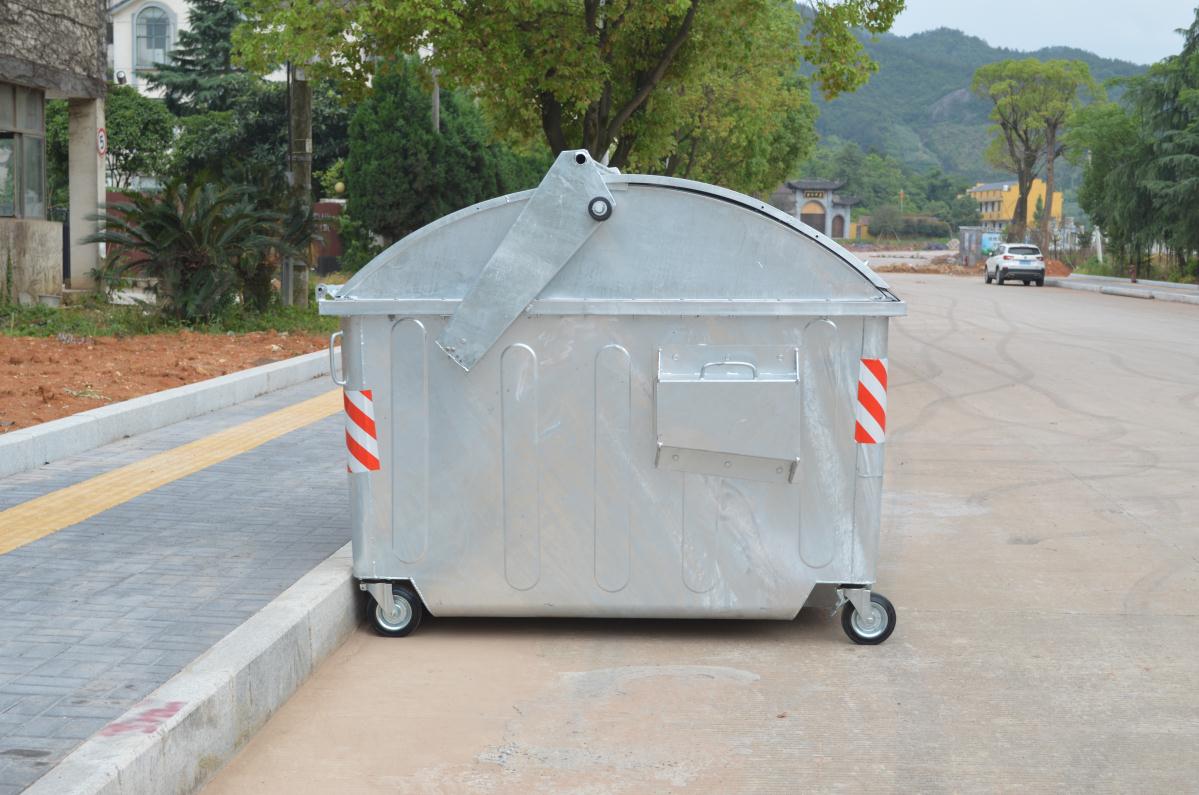outdoor garbage bin بن القمامة في الهواء الطلق