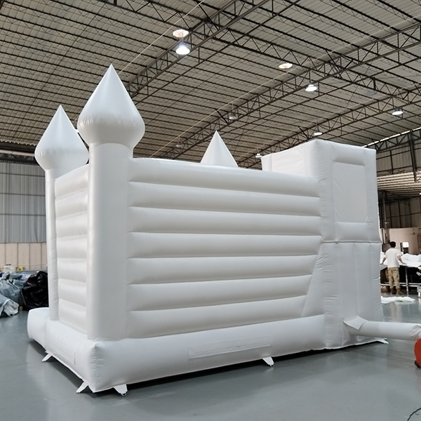 Commercial Inflatable White Bouncy Castle With Slide For Event Rental Commercieel opblaasbaar wit springkasteel met glijbaan voor evenementenverhuur
