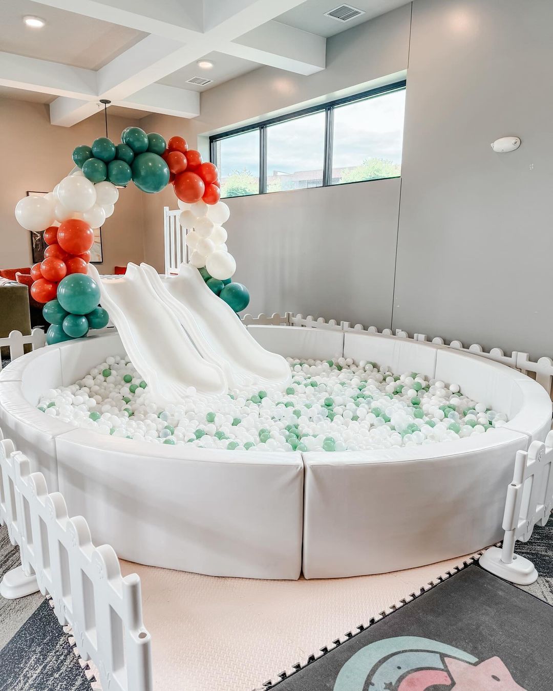 Large round ball pit double slide set All white soft play set Kids party rental Conjunto de slides duplos para piscina de bolinhas grande Conjunto de brincar macio todo branco Aluguel de festa infantil