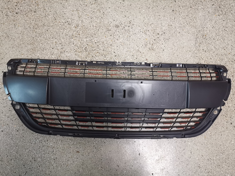 شبكة أمامية علوية باللون الأحمر العميق بيجو 208 2016 OEM:9810920180 DVD42-0701-18