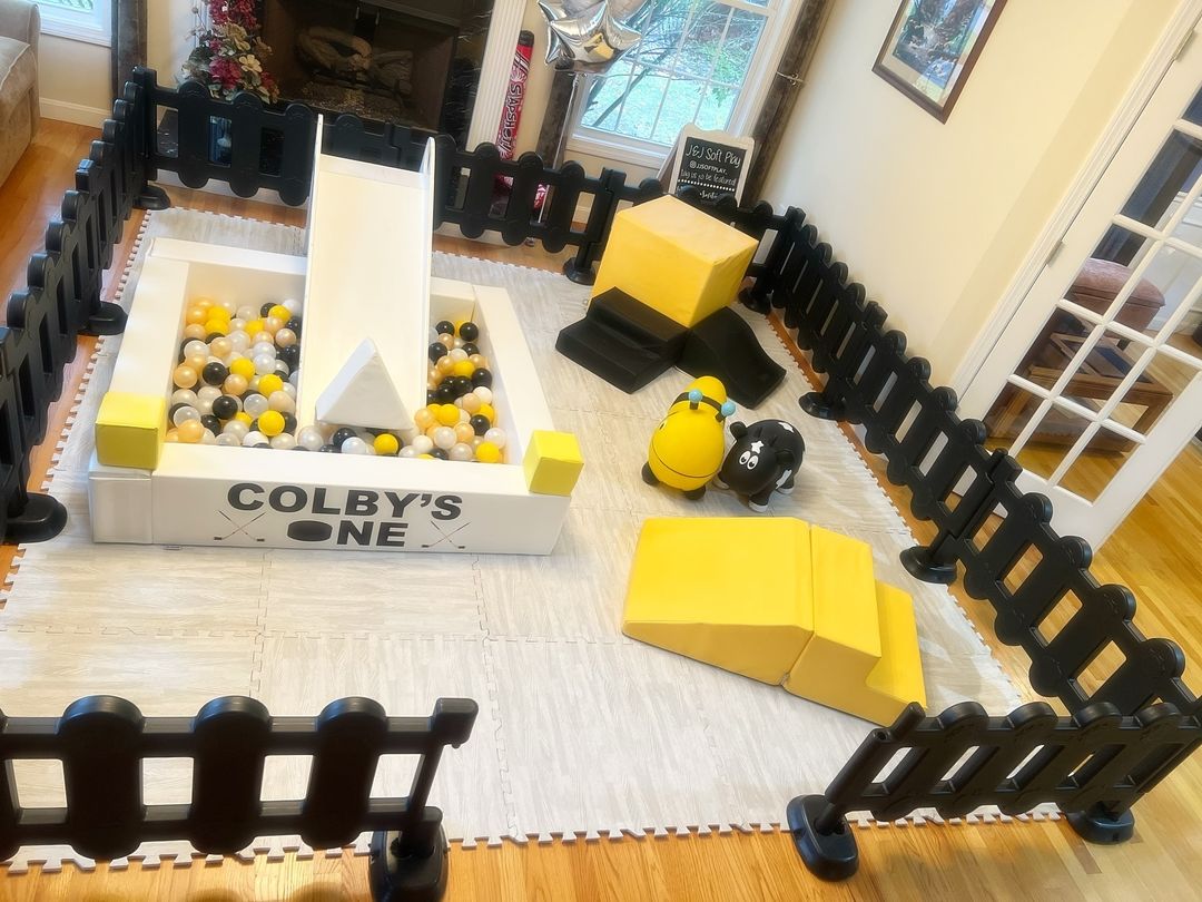 Toddler soft plat set black and yellow set for kids party hire Zachte platset voor peuters, zwart en geel, set voor verhuur van kinderfeestjes