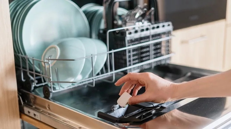 Can You Clean Garbage Disposal with Dishwasher Pod هل يمكنك تنظيف جهاز التخلص من القمامة باستخدام حجرة غسالة الأطباق؟